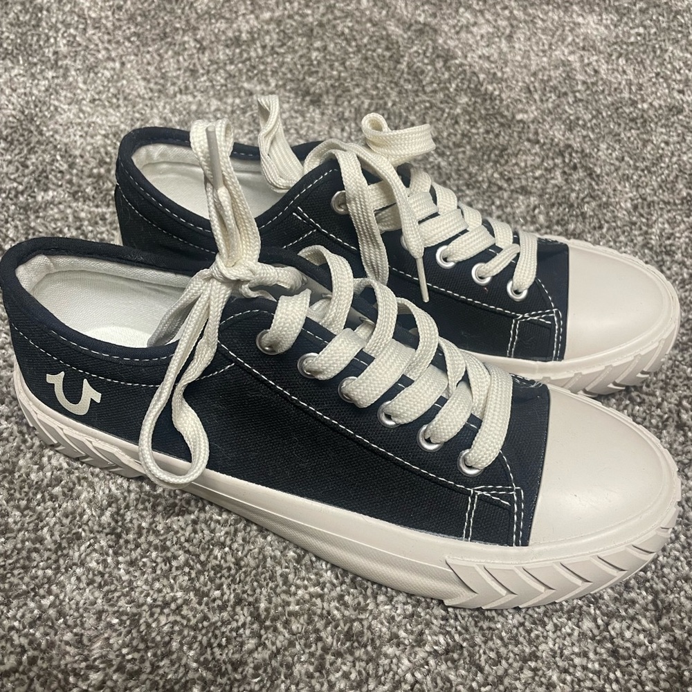 NWOT Tue Religion Sneakers